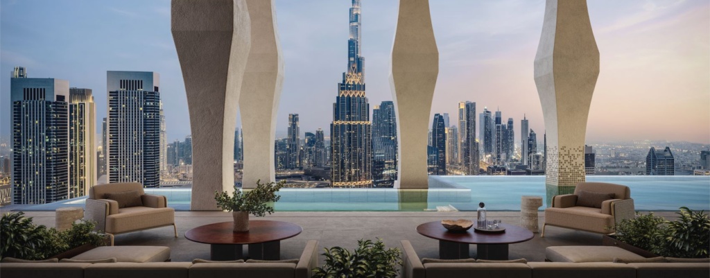 Outdoor-Swimmingpool im Janu Dubai mit Blick auf die Skyline