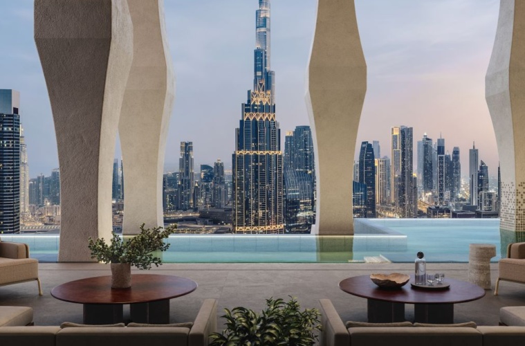 Outdoor-Swimmingpool im Janu Dubai mit Blick auf die Skyline