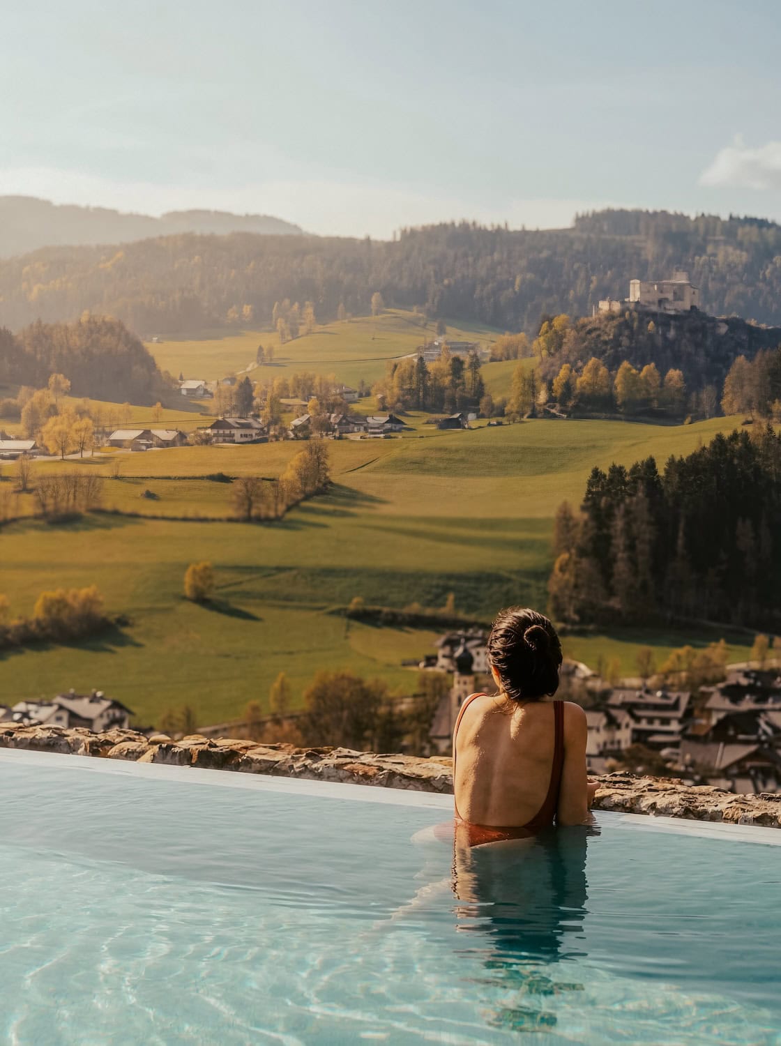 Pool mit Frau im Castel Badia