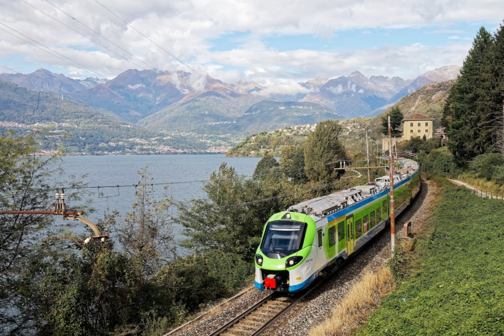 Zugfahren in Italien am See in Dorio