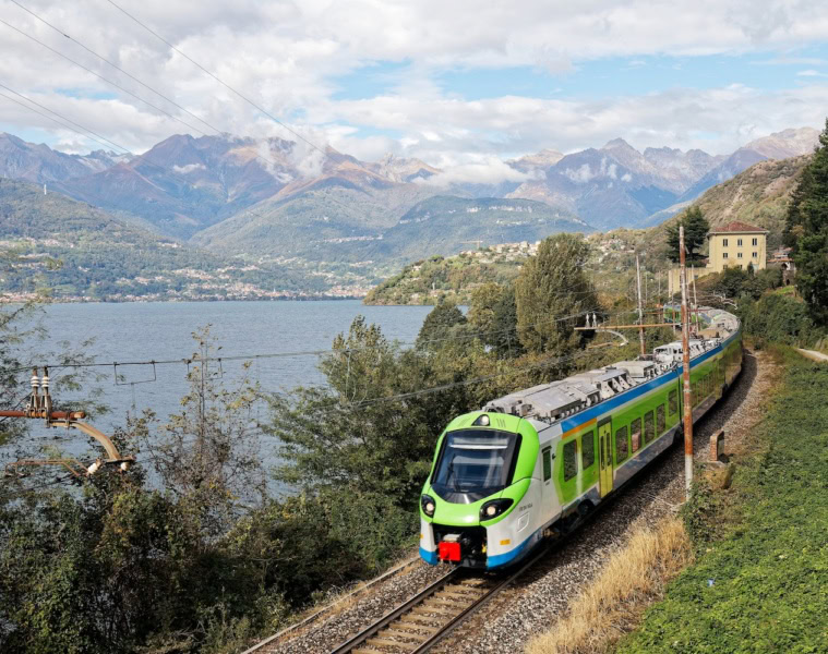 Zugfahren in Italien am See in Dorio