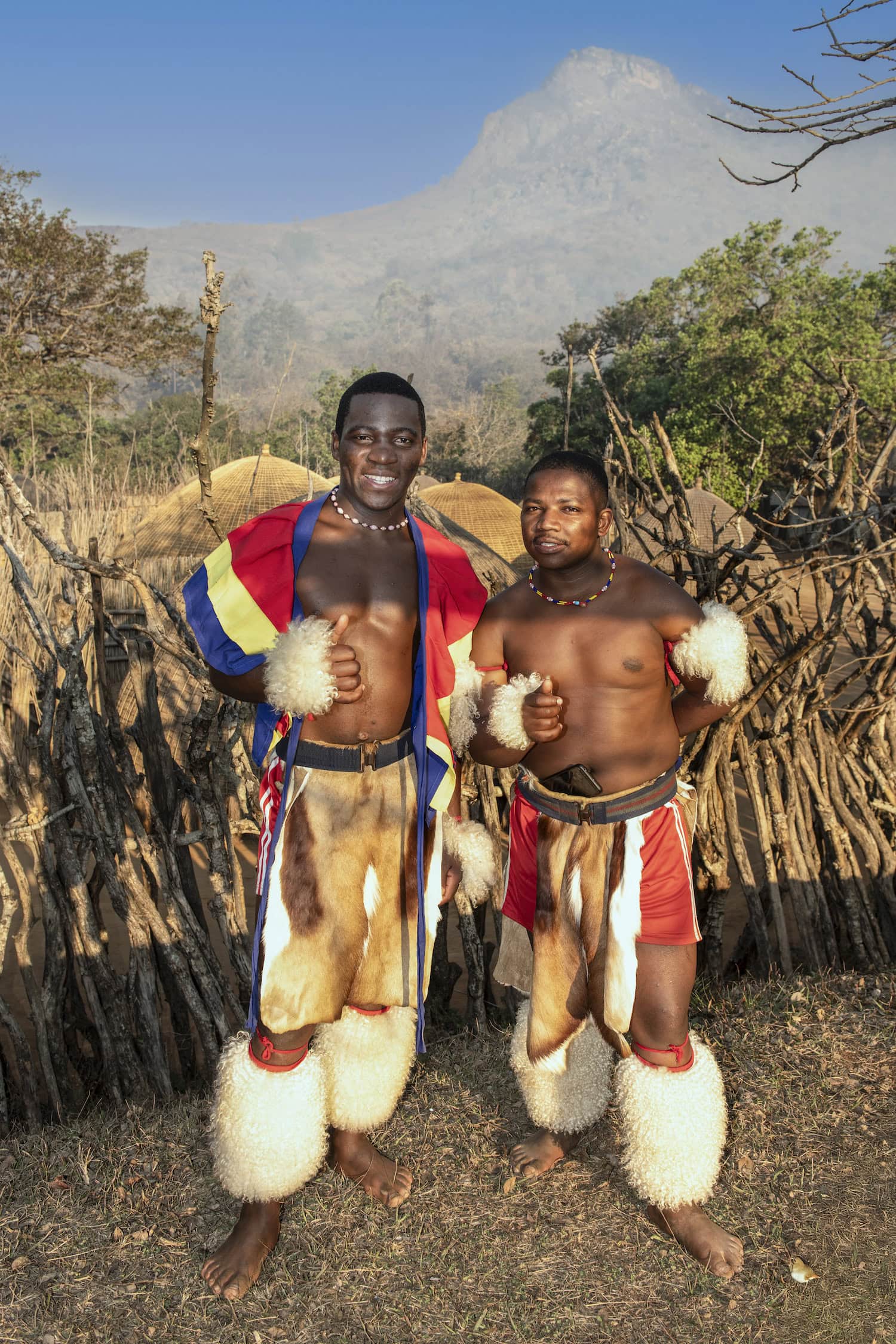 Einheimische in traditioneller Kleidung bei einer Tour mit dem African Explorer