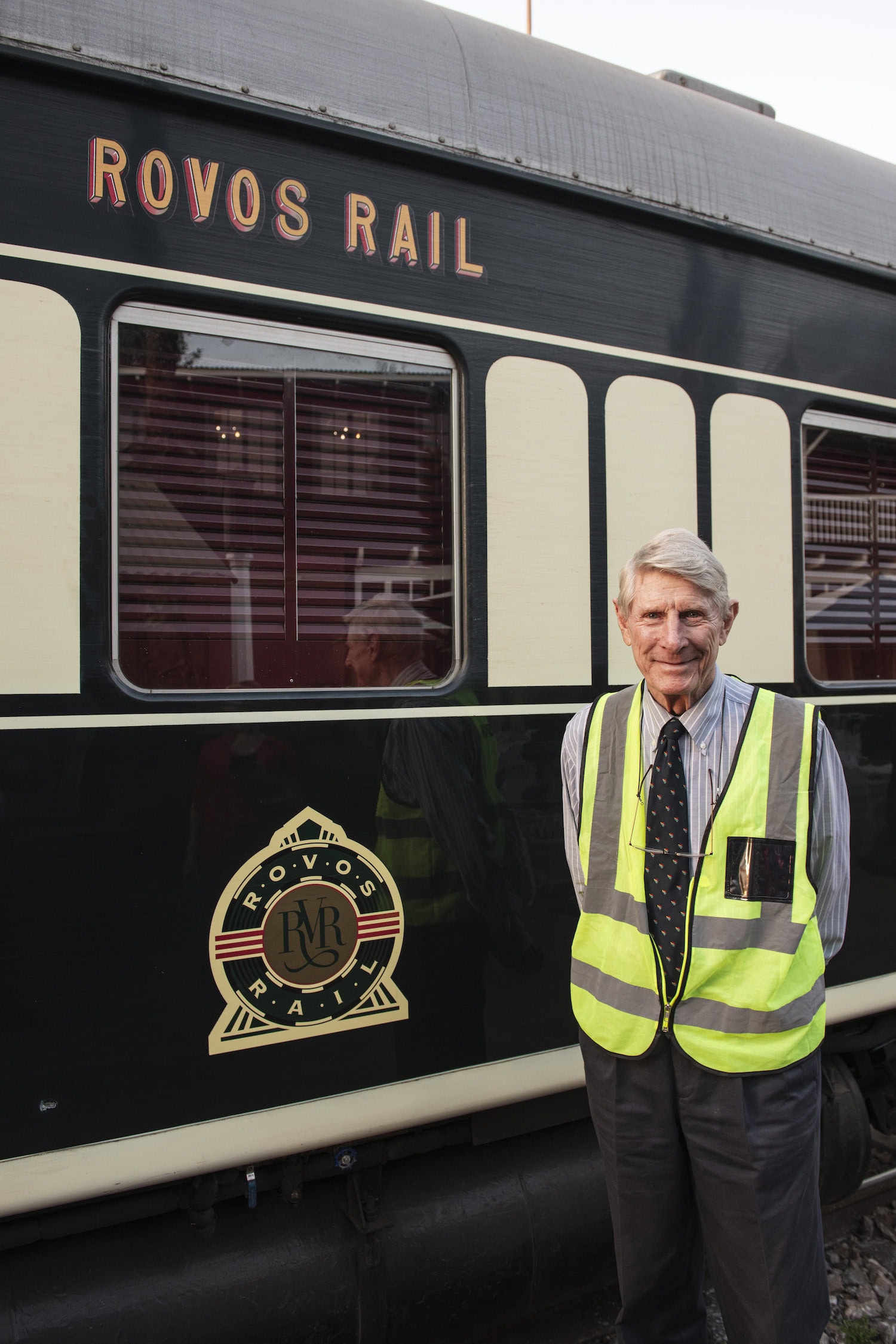 Rohan Vos vor einem Zug von Rovos Rail