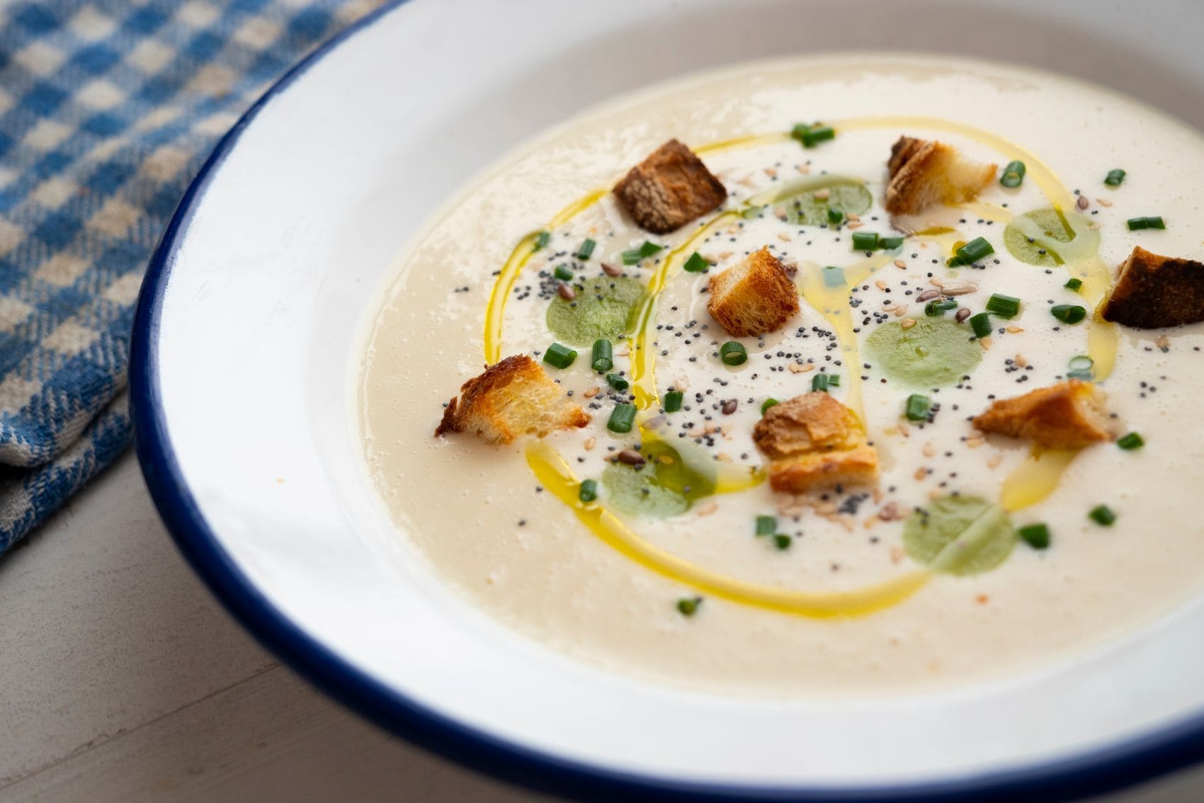 Nahaufnahme einer ajoblanco, Mandelsuppe, aus Andalusien 