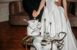 Ein Brautpaar schneidet einen Kuchen an.