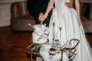 Ein Brautpaar schneidet einen Kuchen an.