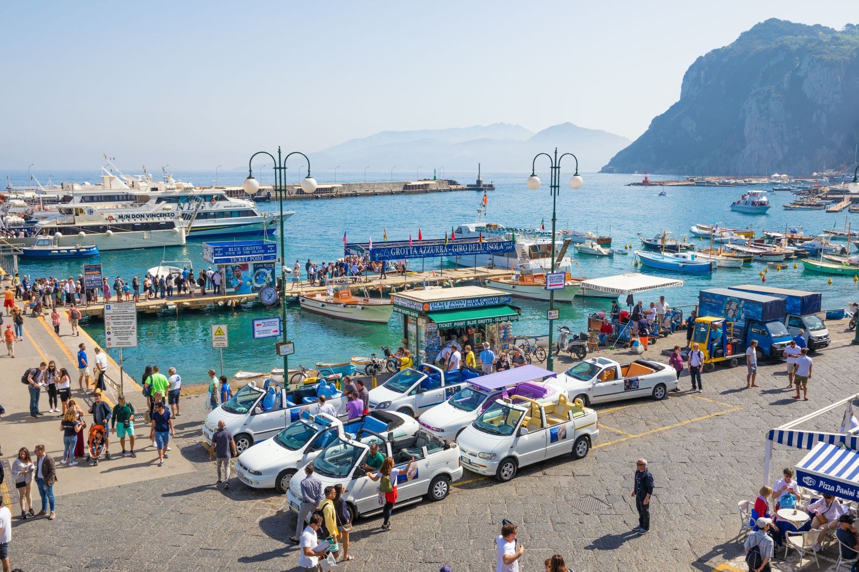 Touristen-Ankünfte am Fährhafen Marina Grande auf der Insel Capri 