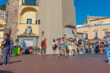 Touristen vor Kirche St. Stefano auf Capri