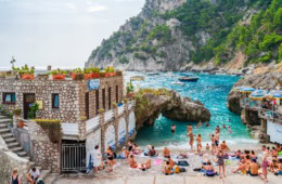 Touristen am Strand von Capri.