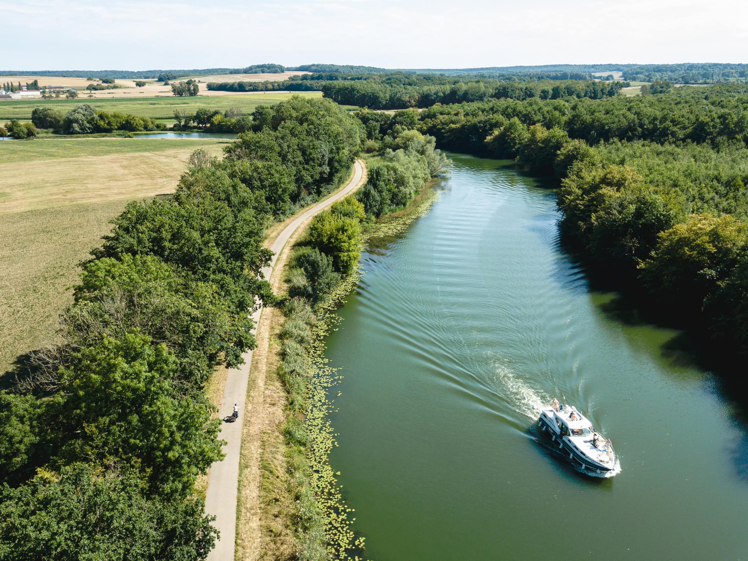 Ein Schiff fährt auf einem Fluss in Frankreich.