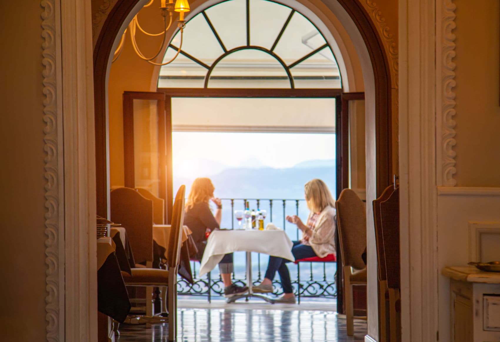 Zwei Frauen sitzen an einem Tisch in einem Restaurant in Ronda