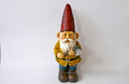 Gartenzwerg mit einer Axt in der Hand