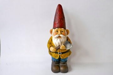 Gartenzwerg mit einer Axt in der Hand