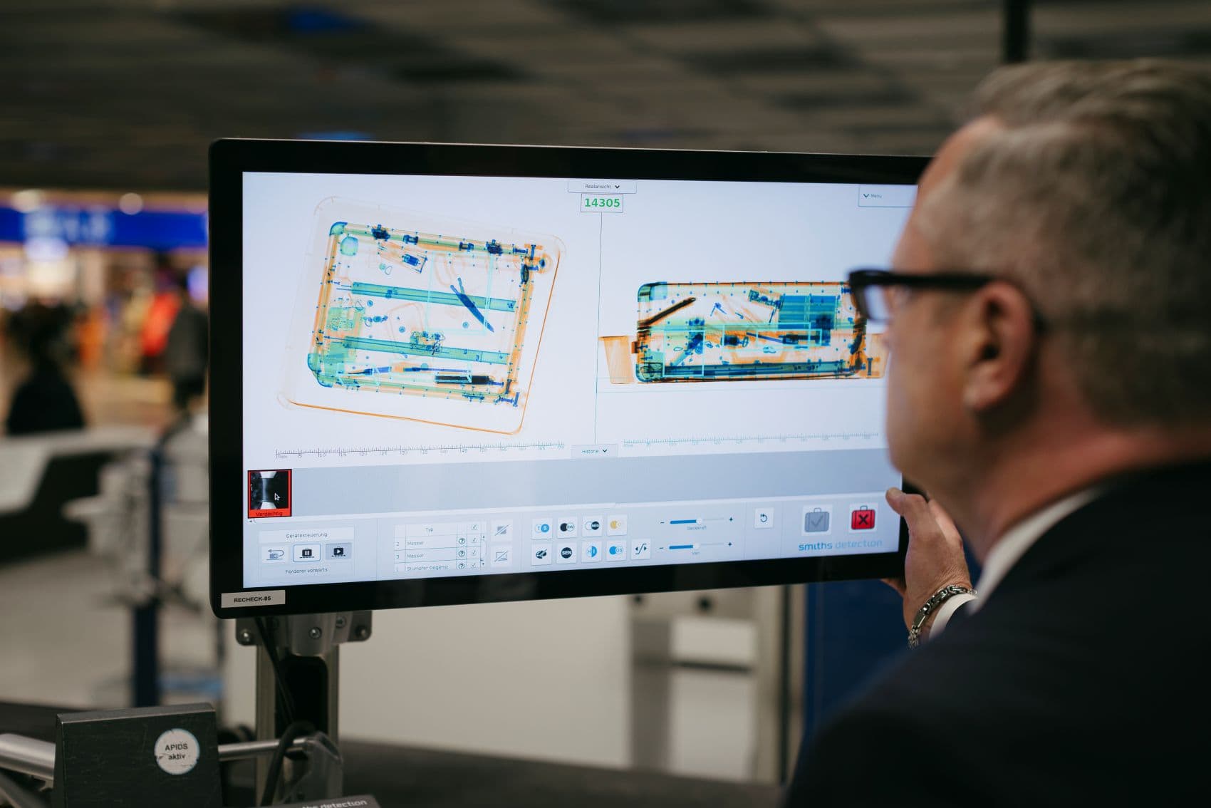 APIDS-Gepäck-Kontrolle auf Monitor am Frankfurter Flughafen