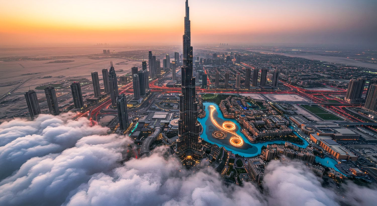 Burj Khalifa in Dubai mit Wolken