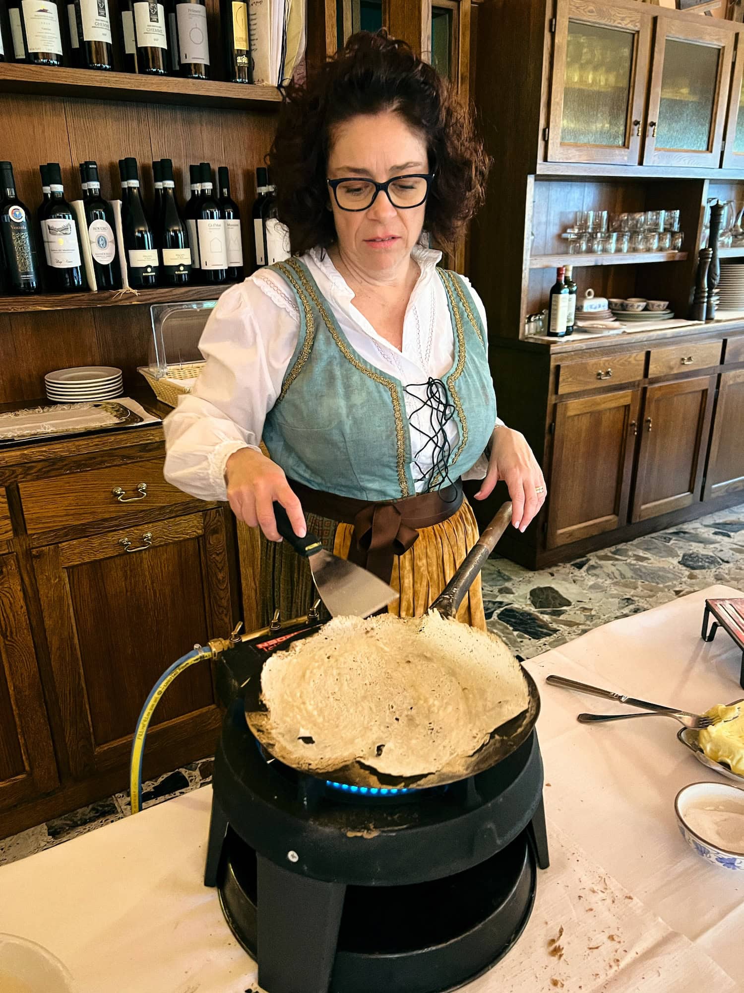 Frau macht Stinchett, eine Spezialität aus Santa Maria in Oberitalien