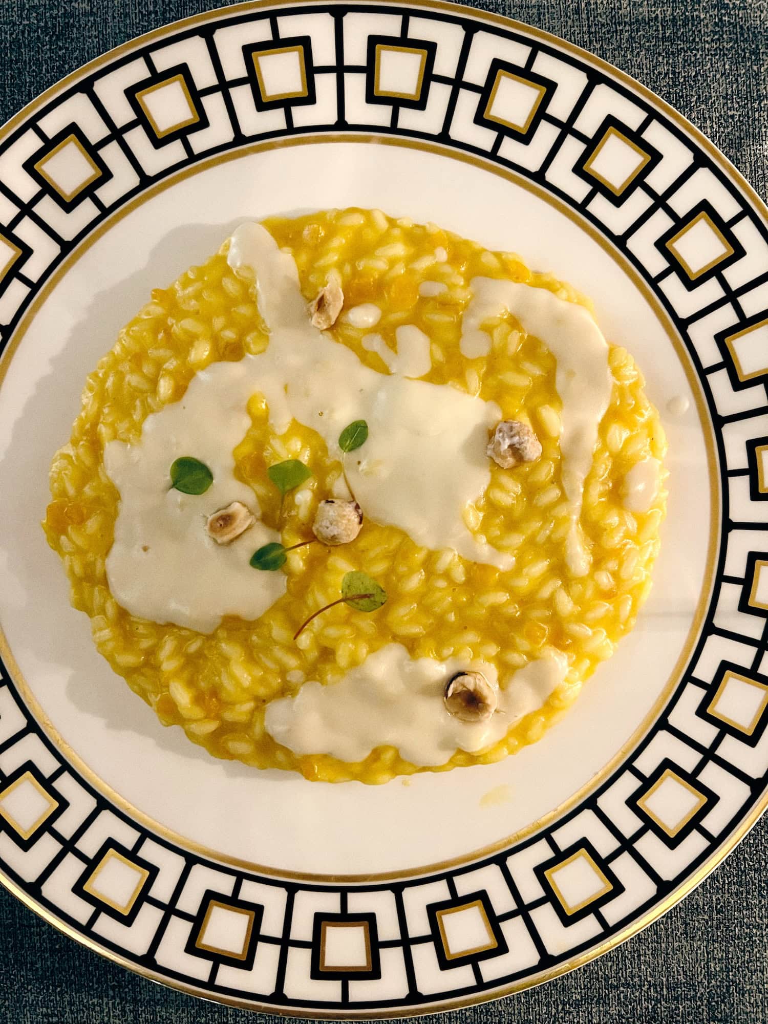 Risotto auf einem Teller angerichtet am Comer See in Italien