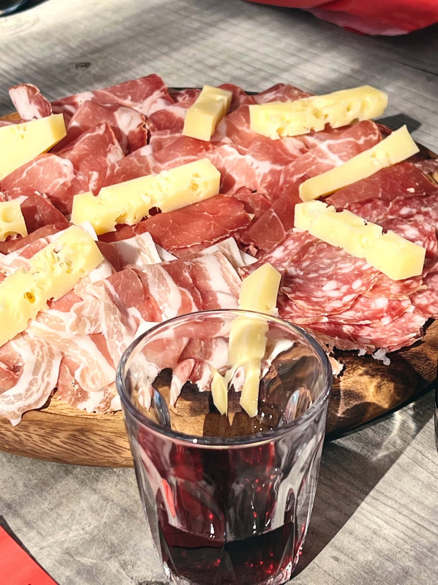 Schinken- und Käseplatte auf einer Hütte am Luganer See