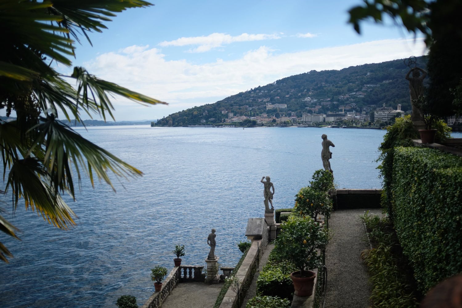 Blick auf den Lago Maggiore von einer steinernen Terrasse aus