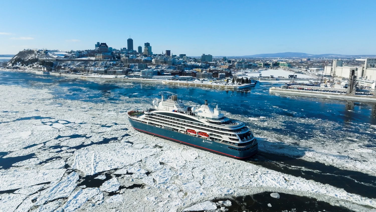 kleines Schiff der Luxus-Kreuzfahrt von PONANT auf dem Sankt Lorenz Strom