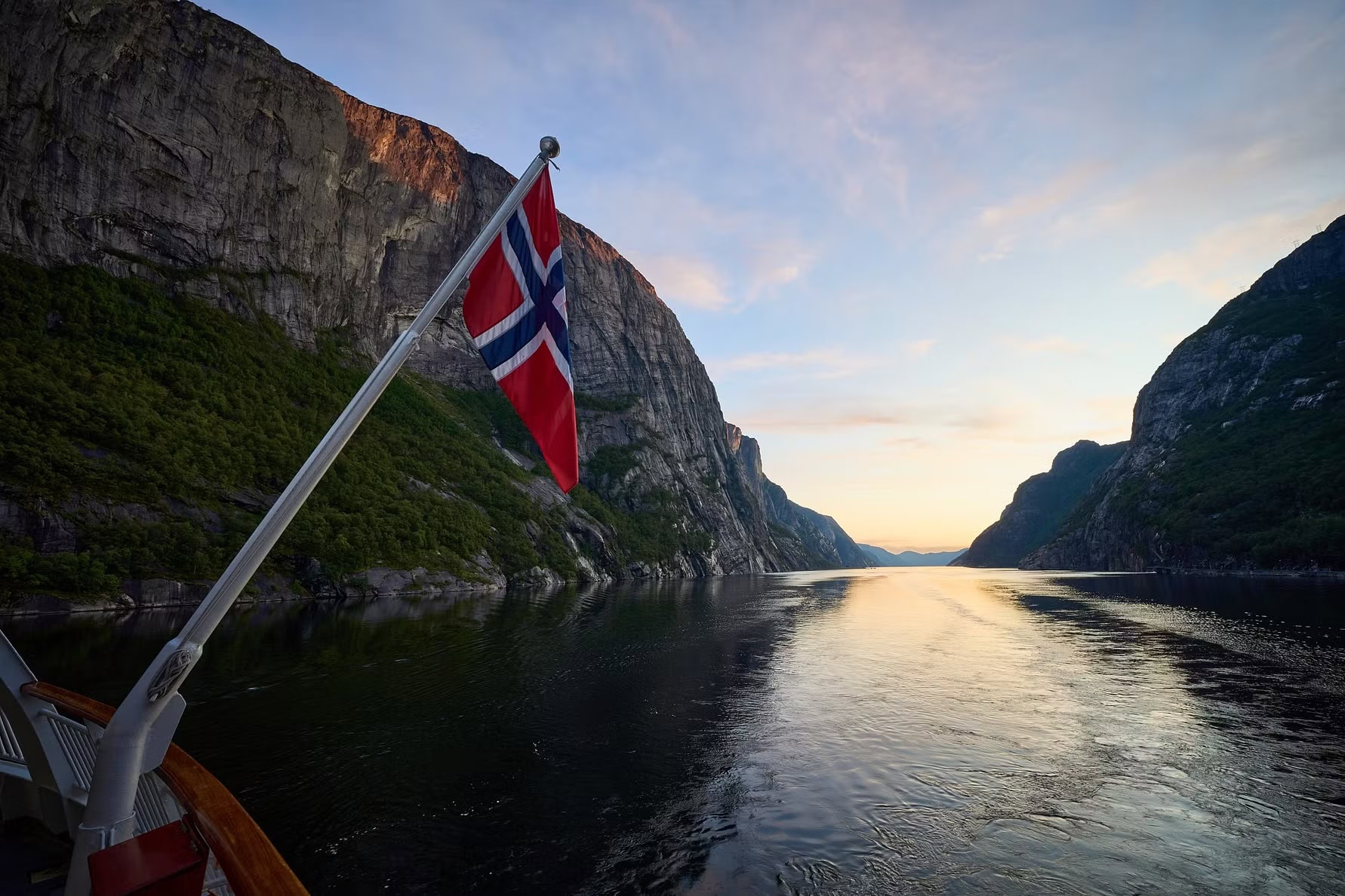 Ausblick aufs Wasser von einem Hurtigruten-Schiff.