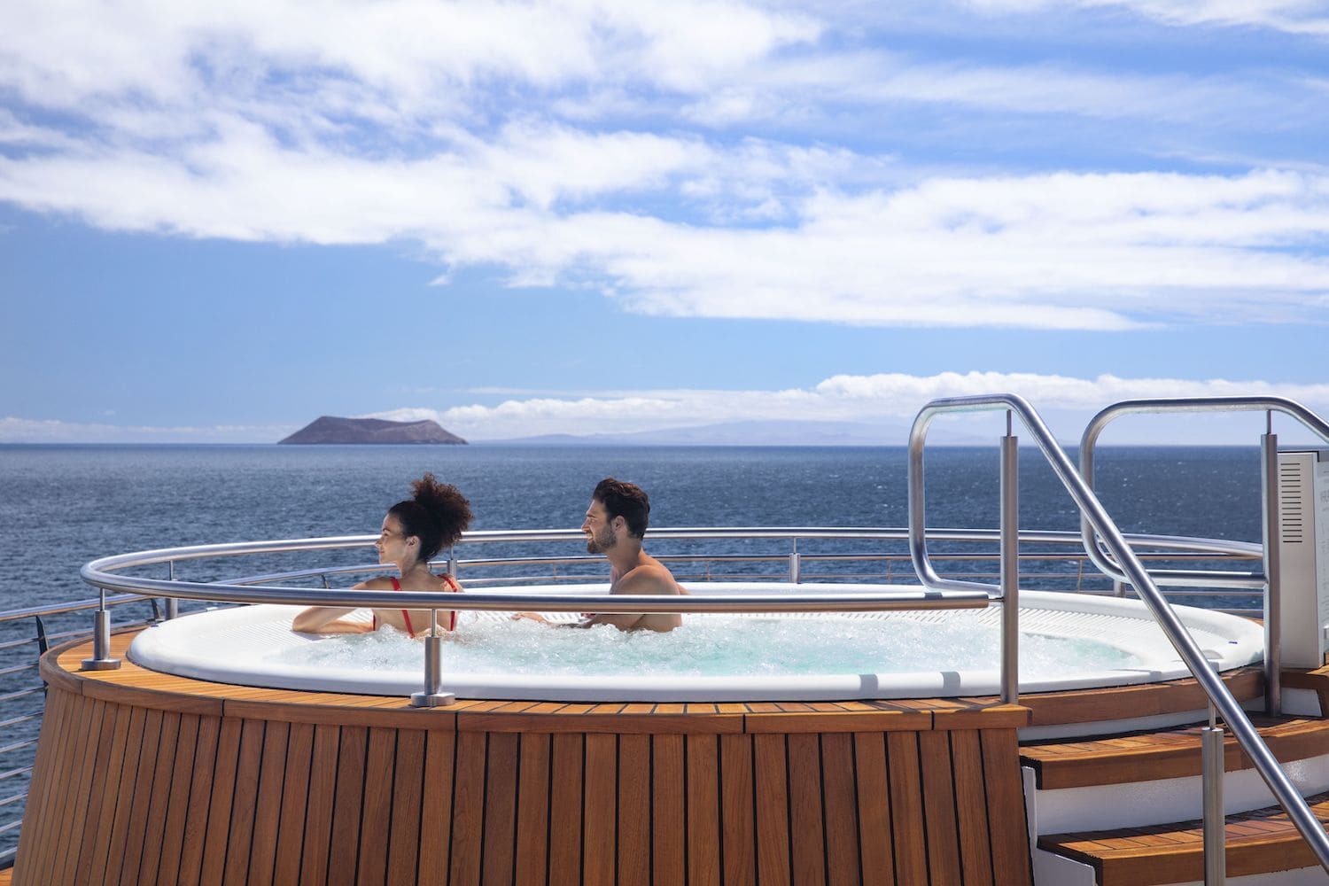 Paar in einem Whirpool auf der Celebrity Cruises Luxus-Kreuzfahrt