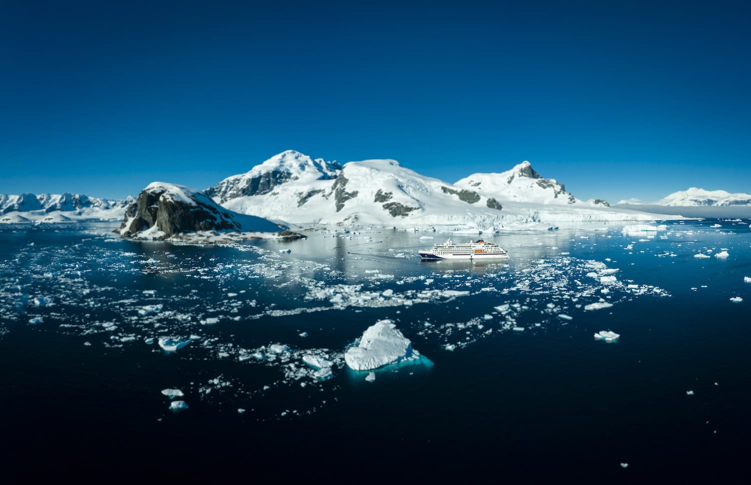 Luxus-Kreuzfahrten in der Antarktis zwischen Eisschollen