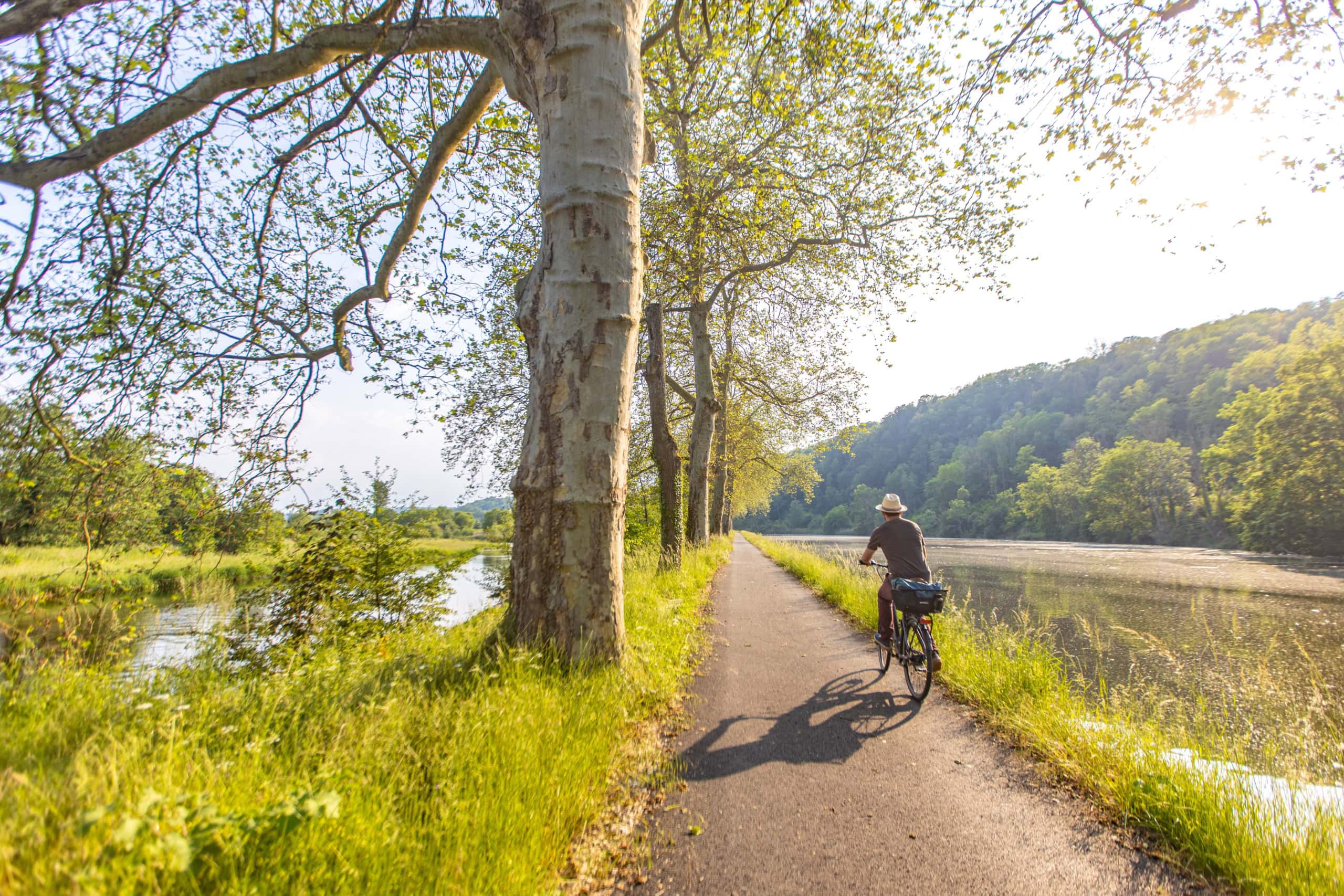 Ein Mann fährt auf einem Fernradweg in Frankreich.