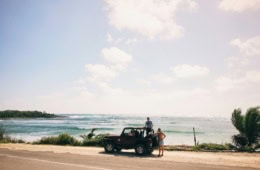 Jeep und zwei Männer bei einer Inselerkundung auf Cozumel