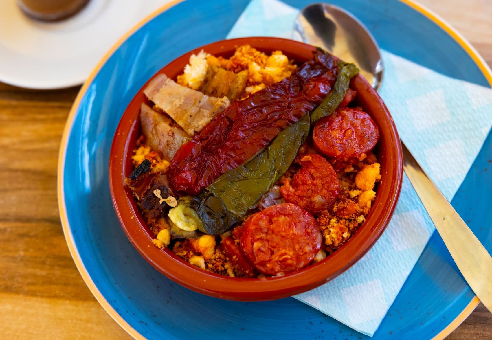 Migas-Gericht auf Tisch in Andalusien 