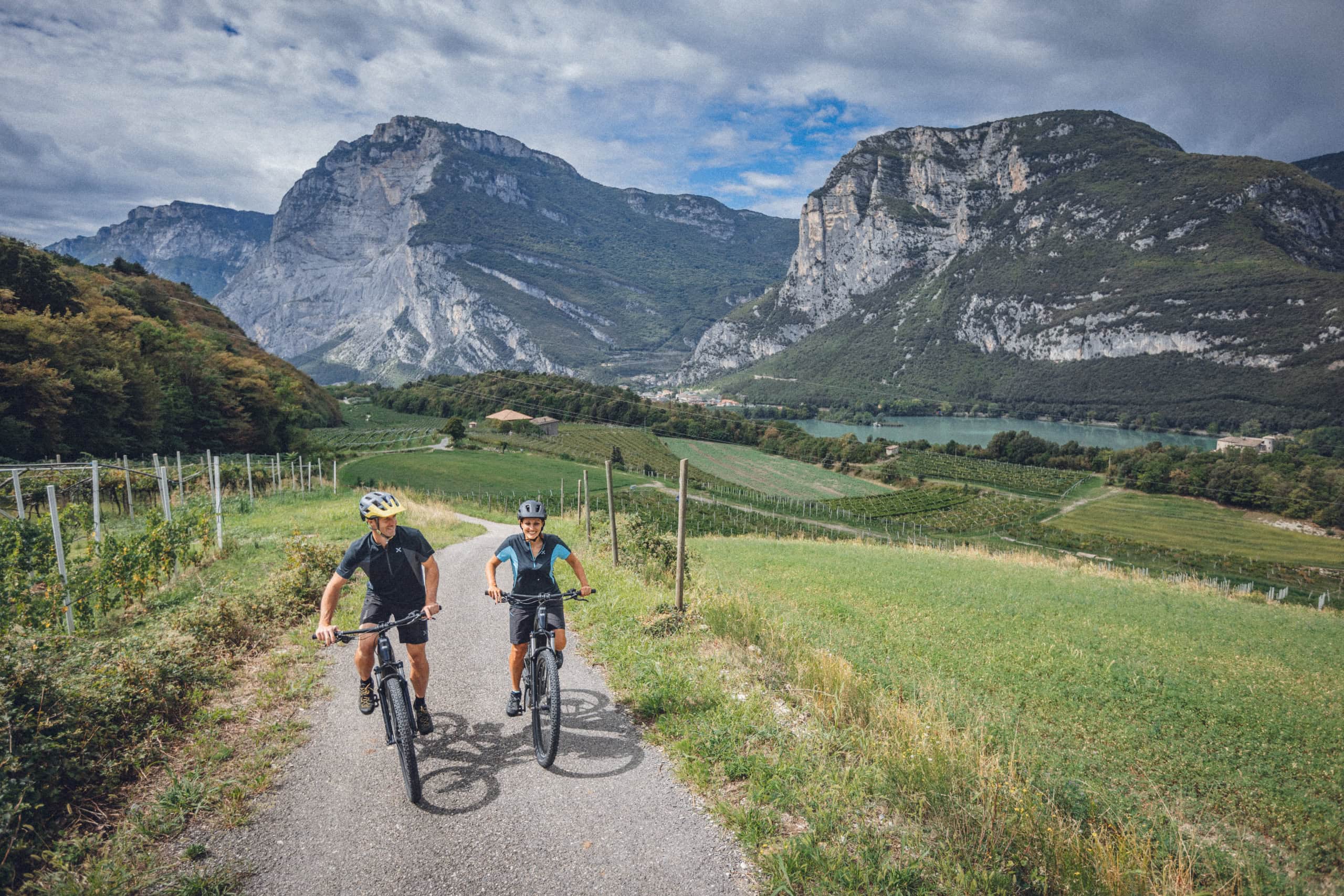 Zwei Personen fahren Mountainbike in den Bergen.