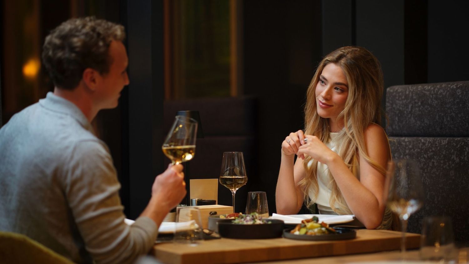 Paar beim Dinner im Impulshotel Freigold