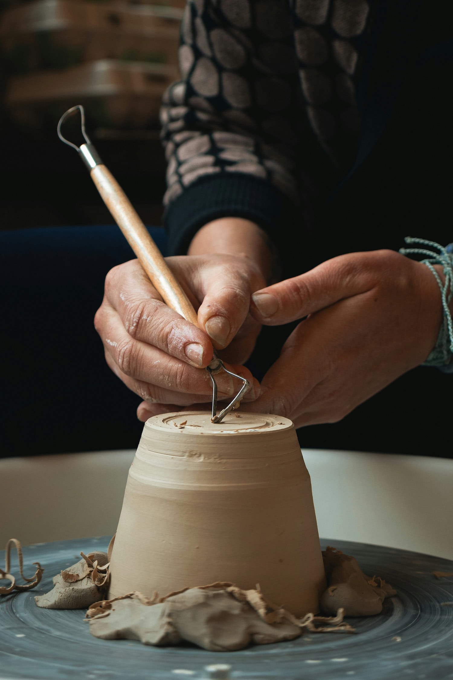 Pottery Keramik: Mensch töpfert konzentriert