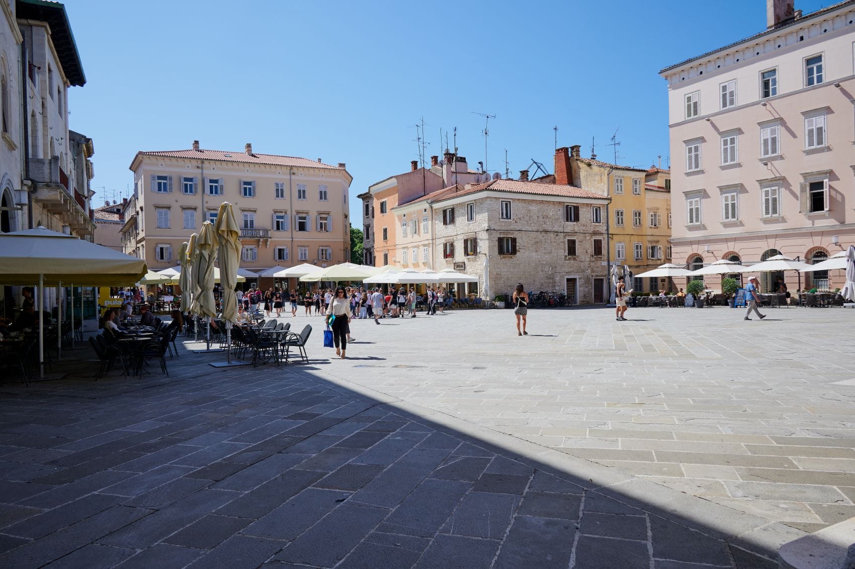 Blick auf das Forum in Pula, Kroatien, bei blauem Himmel