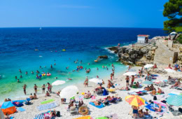 Ein Strand in der Nähe von Pula in Kroatien.