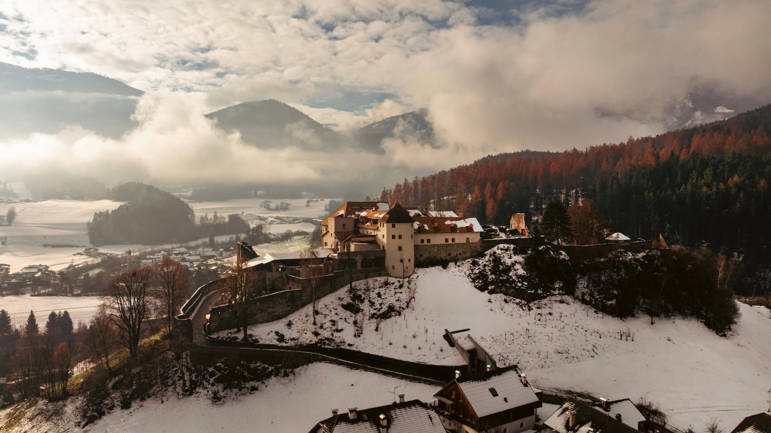 Landschaft im Pustertal, in der Mitte das Fünf-Sterne-Hotel.
