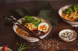 Ramen Rezept vegetarisch: zwei Schüsseln mit Ramen-Suppe