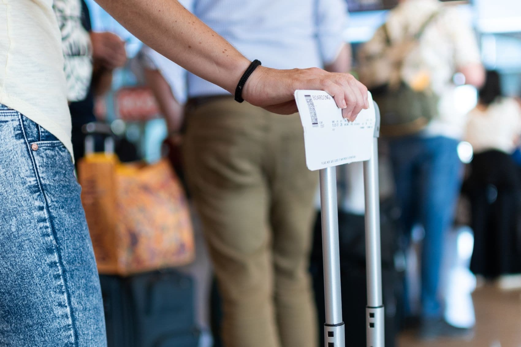 Passagiere warten im Flughafen in einer Schlange