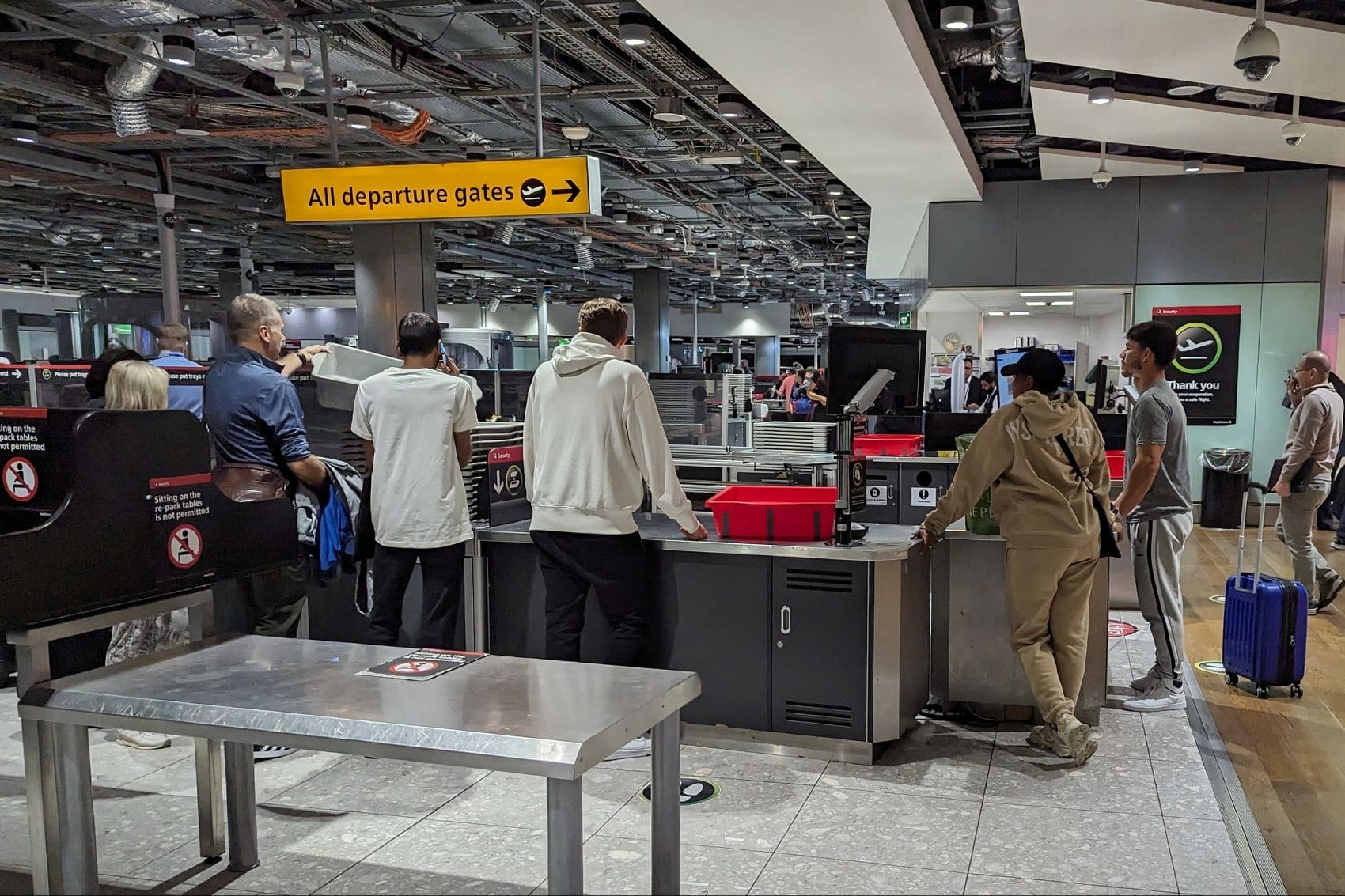 Passagiere beim Security Check im Flughafen London-Heathrow