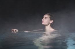 Frau badet in heißem Thermalwasser