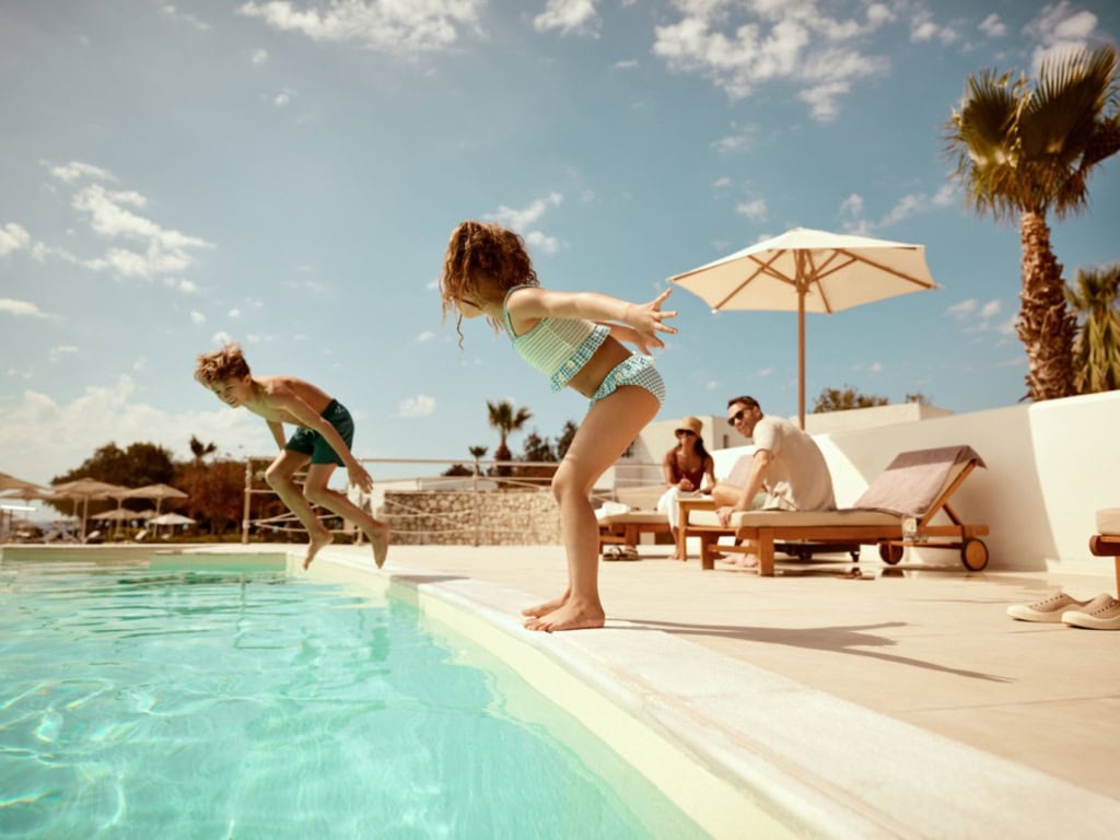 Familie am Pool im Resort Aulus Lindos auf Rhodos