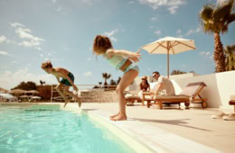 Familie am Pool im Resort Aulus Lindos auf Rhodos