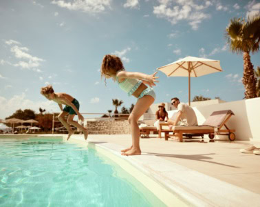 Familie am Pool im Resort Aulus Lindos auf Rhodos