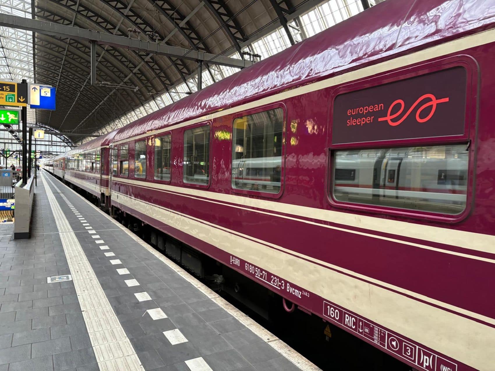 Zug von European Sleeper steht auf Gleis in Bahnhof
