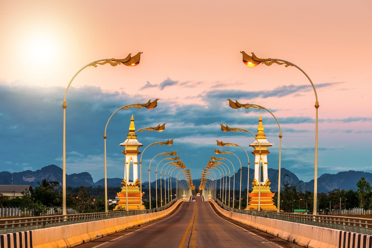 Grenzerlebnisse weltweit. Die Friendship Bridge verbindet Laos und Thailand 
