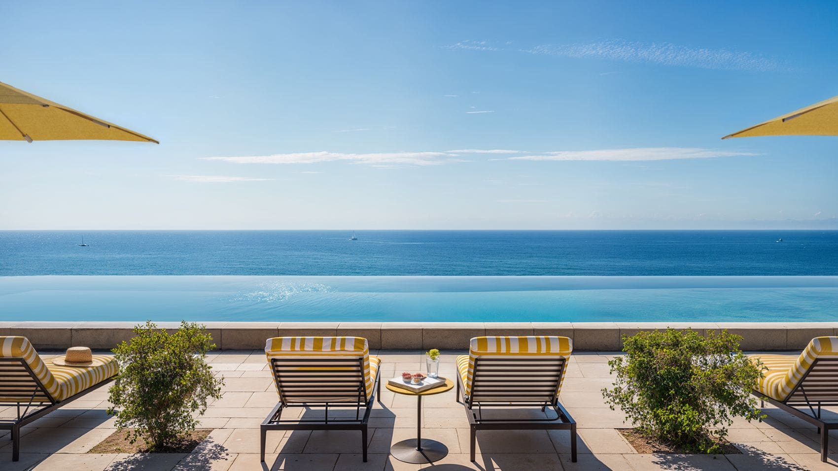 Zwei Liegen vor Infinity-Pool im Gran Hotel Margalida auf Mallorca 
