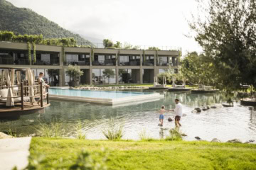 Vater spielt mit Kind im Pool vom Stroblho am Gardasee