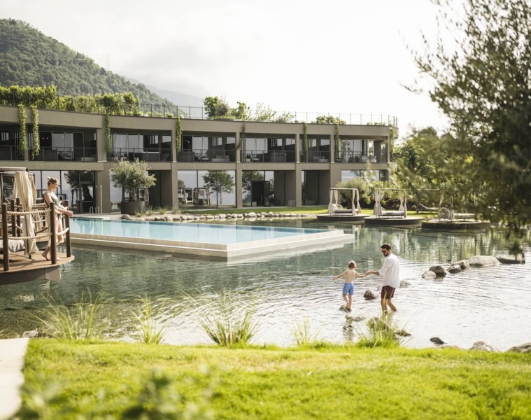 Vater spielt mit Kind im Pool vom Stroblho am Gardasee