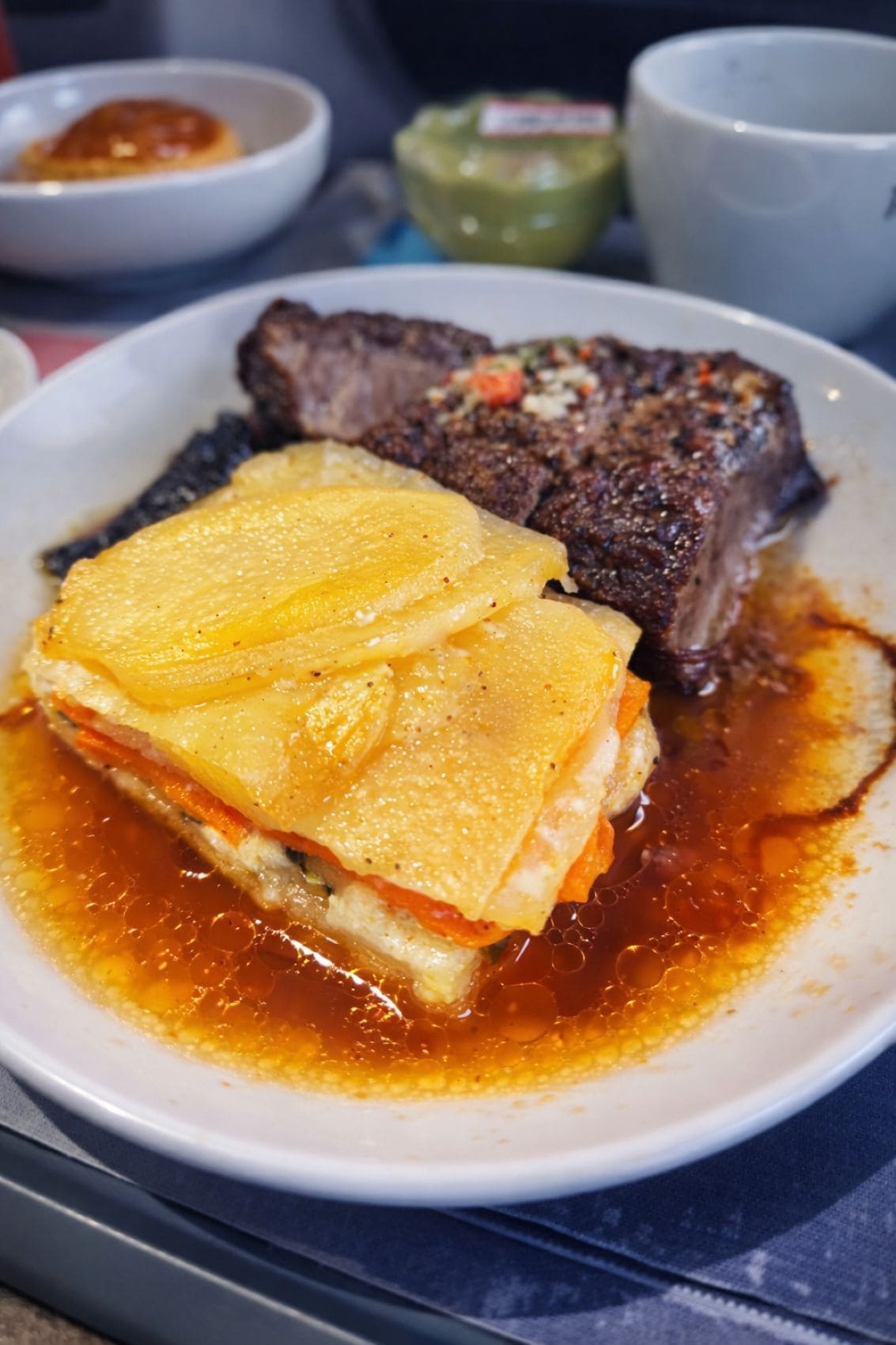 Steak mit Kartoffel-Gemüse-Gratin an Bord der TAP Portugal 