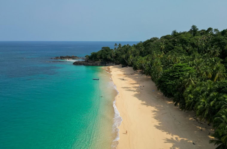 Blick auf den Boi Beach auf Prince Island in Príncipe, das erste Biosphere Reservat der UNESCO